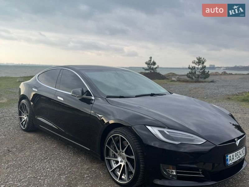 Ліфтбек Tesla Model S 2018 в Одесі