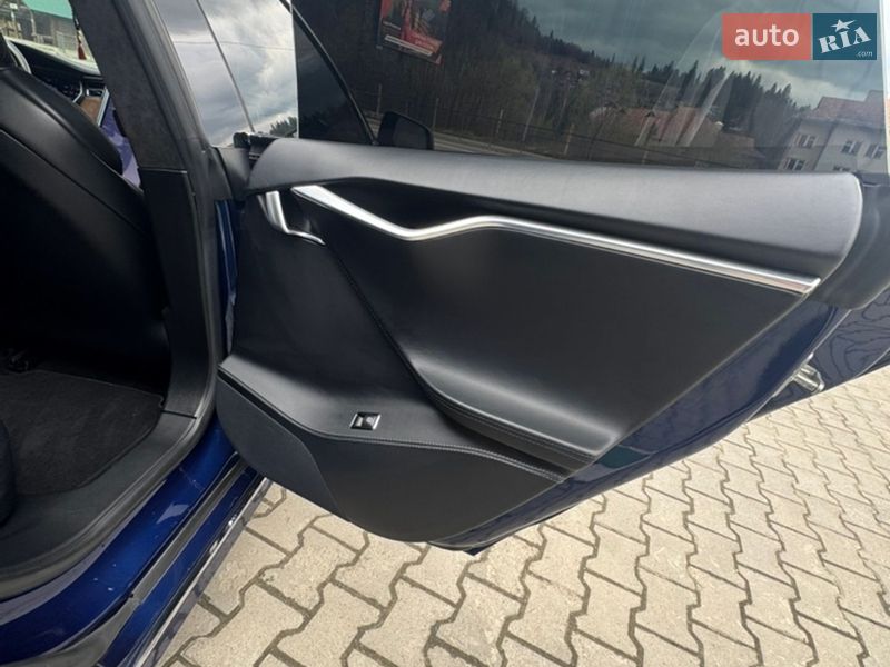 Ліфтбек Tesla Model S 2017 в Івано-Франківську