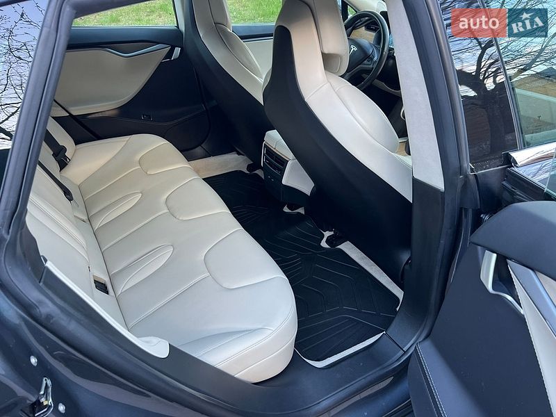 Лифтбек Tesla Model S 2018 в Киеве
