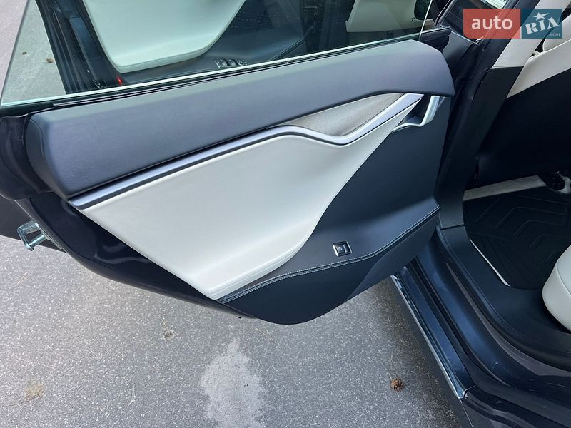 Лифтбек Tesla Model S 2018 в Киеве