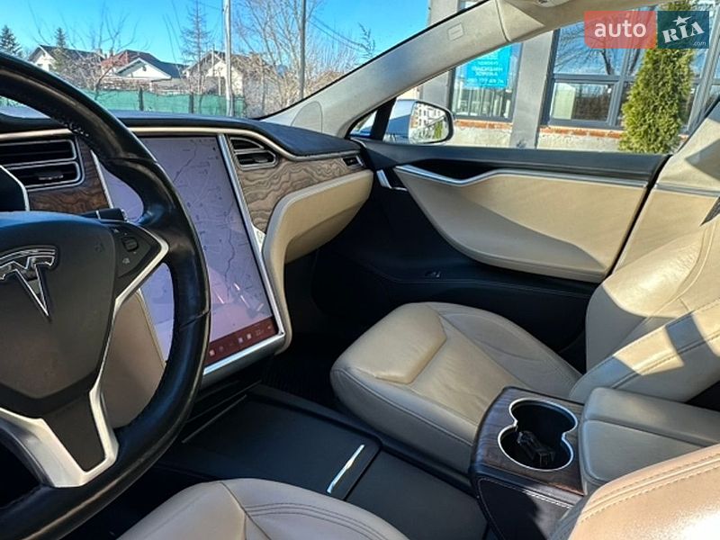 Лифтбек Tesla Model S 2016 в Ивано-Франковске