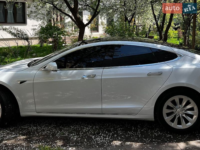 Лифтбек Tesla Model S 2018 в Львове