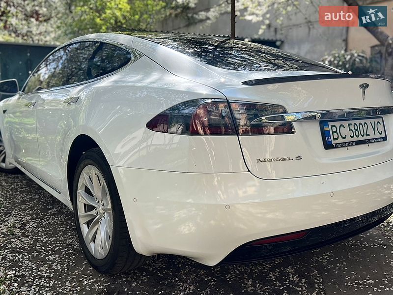 Лифтбек Tesla Model S 2018 в Львове