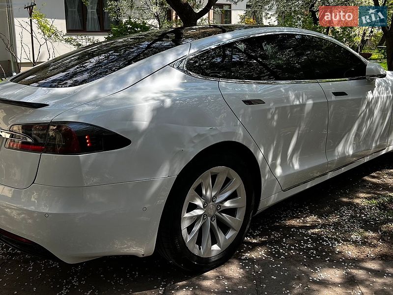 Лифтбек Tesla Model S 2018 в Львове