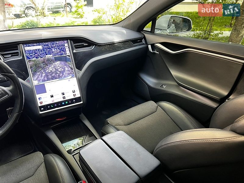 Лифтбек Tesla Model S 2018 в Львове