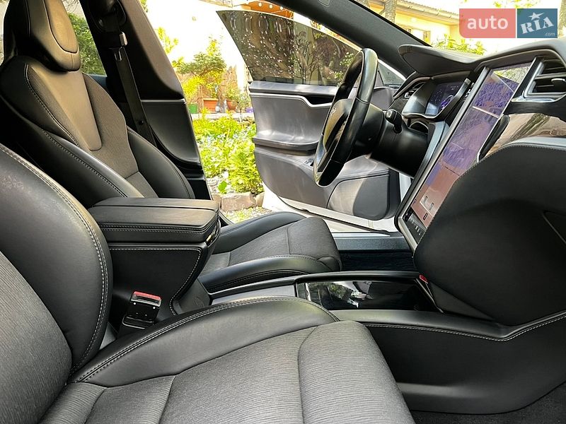Лифтбек Tesla Model S 2018 в Львове