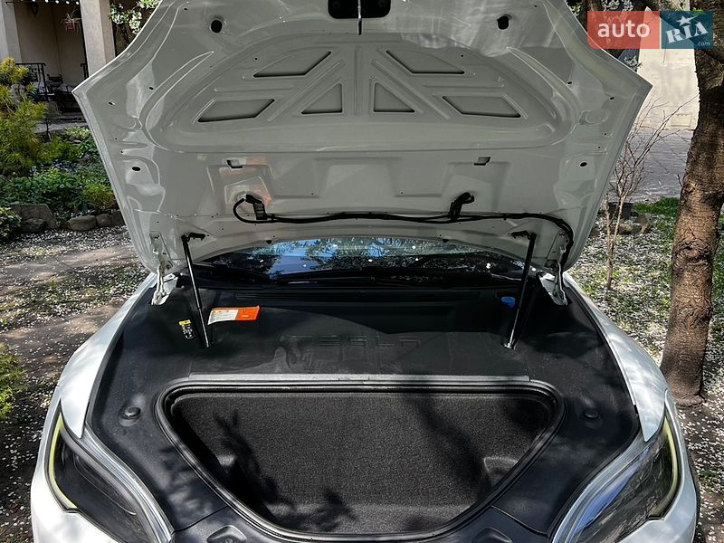 Лифтбек Tesla Model S 2018 в Львове