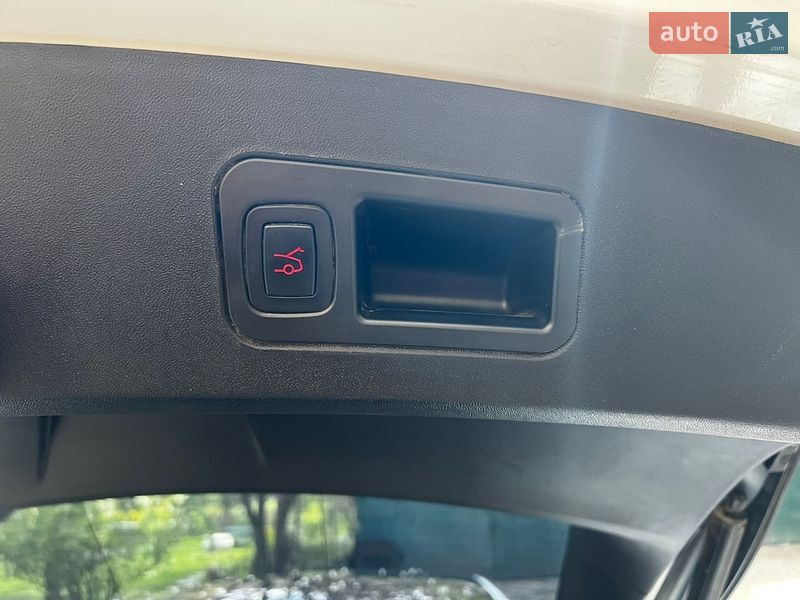 Лифтбек Tesla Model S 2018 в Львове