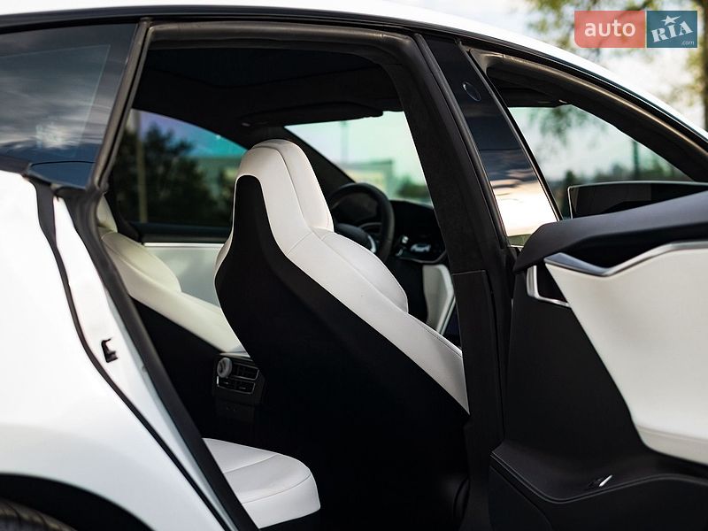 Лифтбек Tesla Model S 2017 в Кропивницком