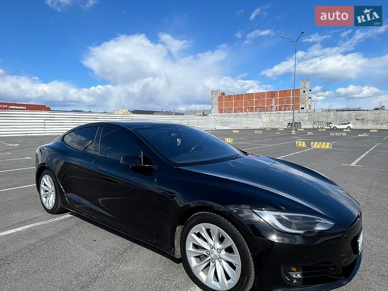 Лифтбек Tesla Model S 2018 в Львове