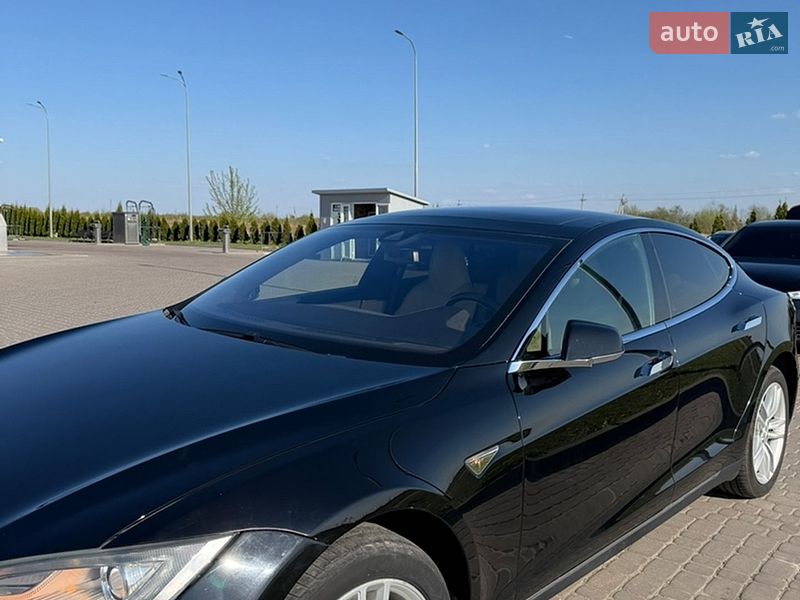 Лифтбек Tesla Model S 2015 в Львове