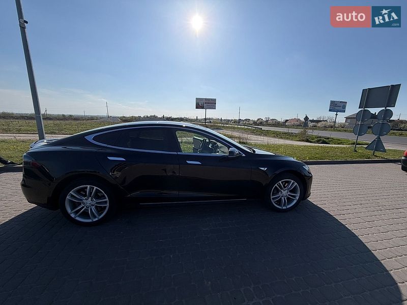 Лифтбек Tesla Model S 2015 в Львове