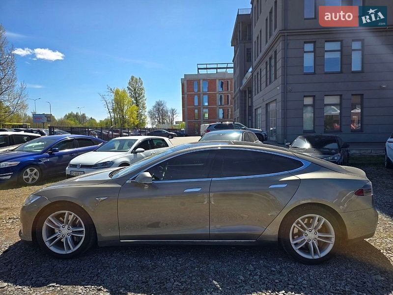 Лифтбек Tesla Model S 2015 в Львове