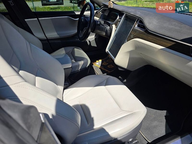 Лифтбек Tesla Model S 2015 в Львове