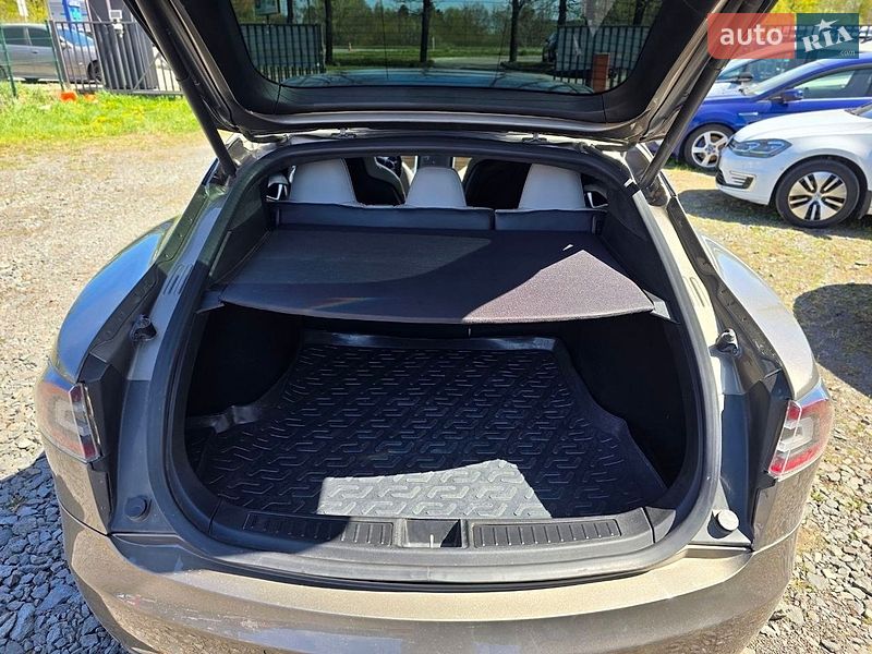 Лифтбек Tesla Model S 2015 в Львове
