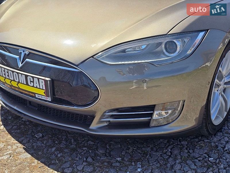Лифтбек Tesla Model S 2015 в Львове
