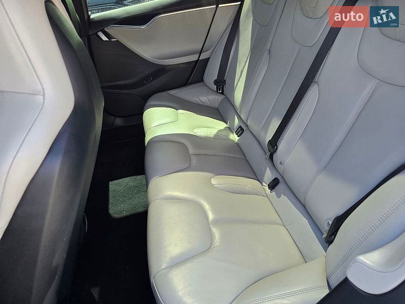 Лифтбек Tesla Model S 2015 в Львове
