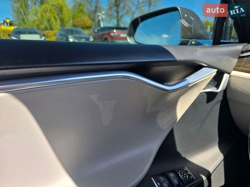 Лифтбек Tesla Model S 2015 в Львове