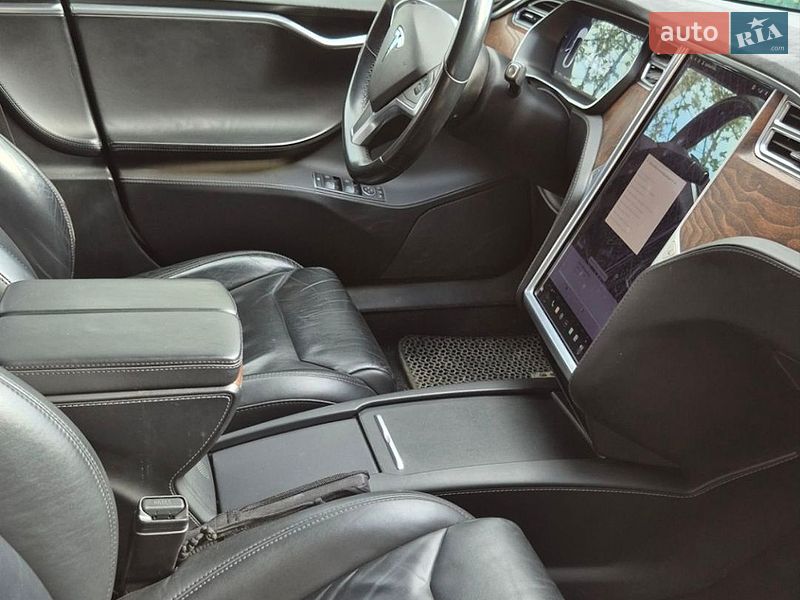 Лифтбек Tesla Model S 2017 в Хмельницком