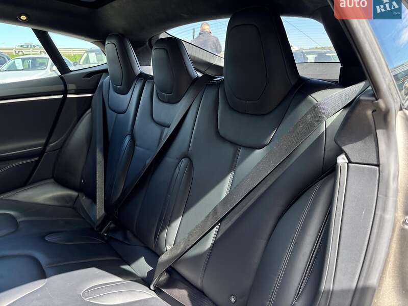 Ліфтбек Tesla Model S 2016 в Львові