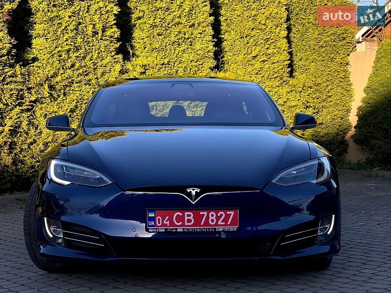 Лифтбек Tesla Model S 2017 в Львове