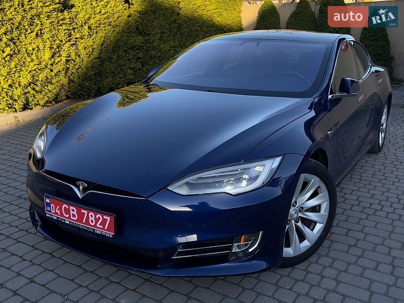 Лифтбек Tesla Model S 2017 в Львове