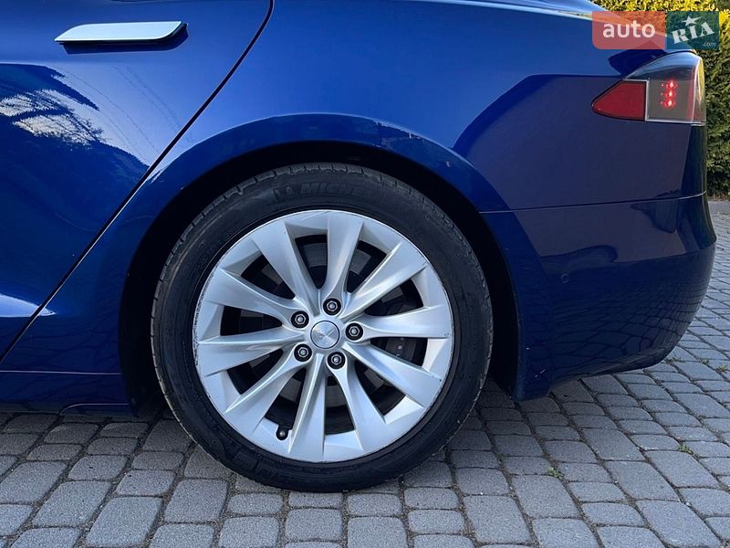 Лифтбек Tesla Model S 2017 в Львове