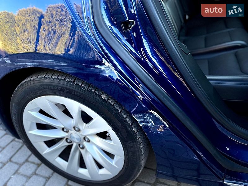 Лифтбек Tesla Model S 2017 в Львове