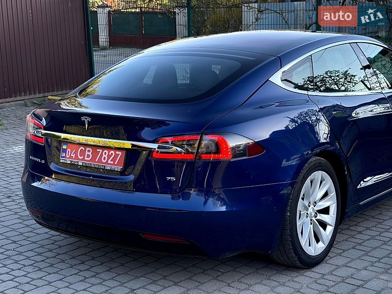 Лифтбек Tesla Model S 2017 в Львове
