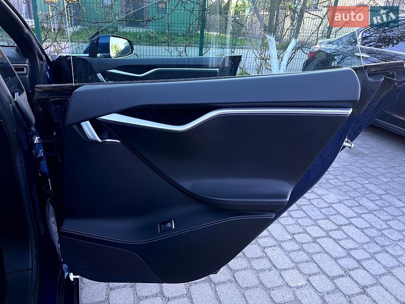 Лифтбек Tesla Model S 2017 в Львове