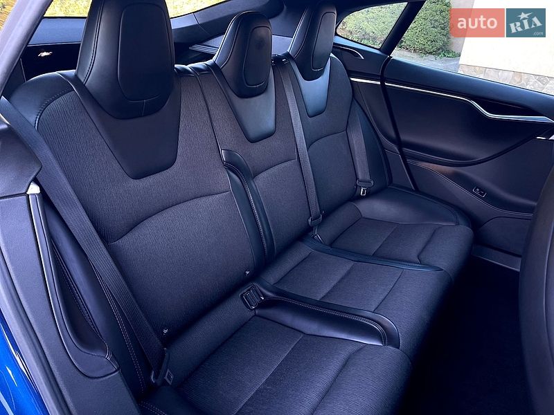 Лифтбек Tesla Model S 2017 в Львове