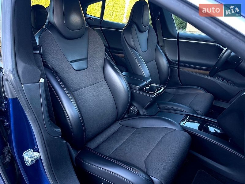 Лифтбек Tesla Model S 2017 в Львове