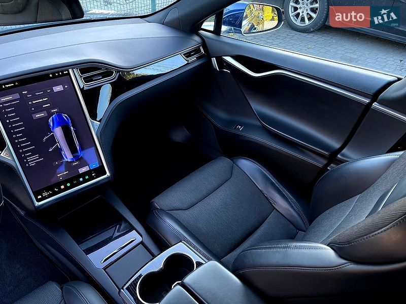 Лифтбек Tesla Model S 2017 в Львове