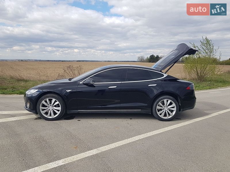 Ліфтбек Tesla Model S 2015 в Городку