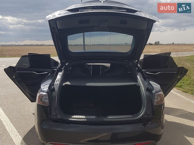 Ліфтбек Tesla Model S 2015 в Городку