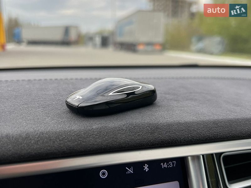 Лифтбек Tesla Model S 2017 в Луцке