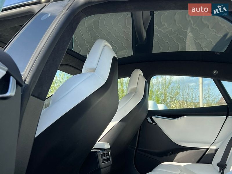 Лифтбек Tesla Model S 2017 в Луцке