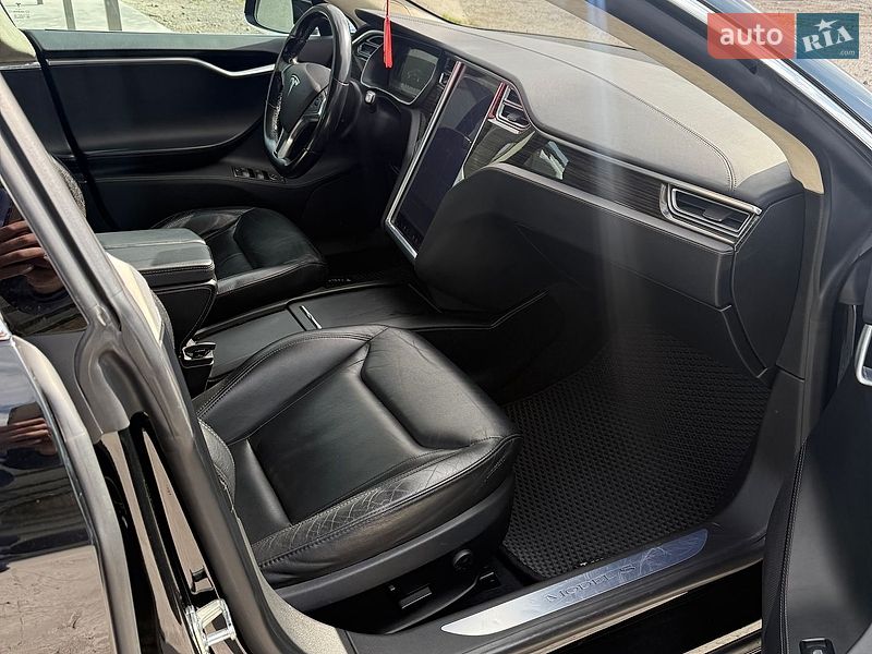 Лифтбек Tesla Model S 2016 в Каменском