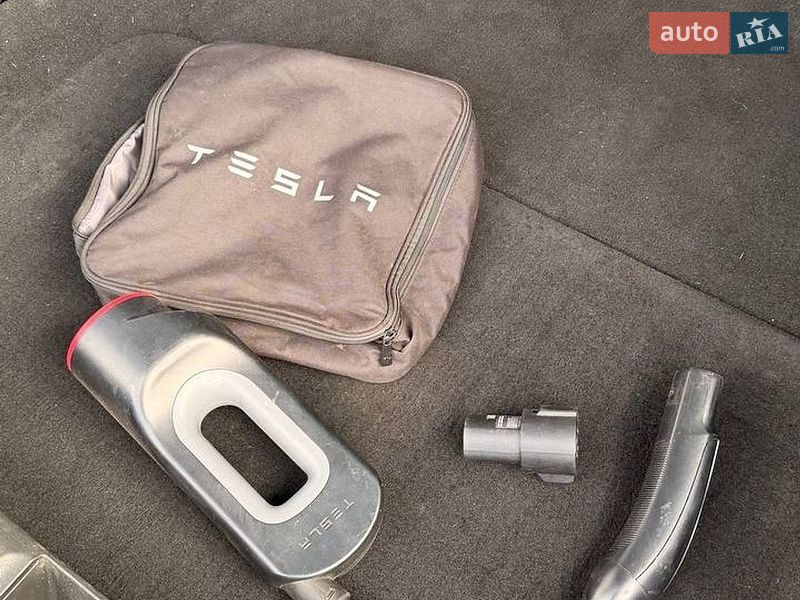 Лифтбек Tesla Model S 2015 в Киеве