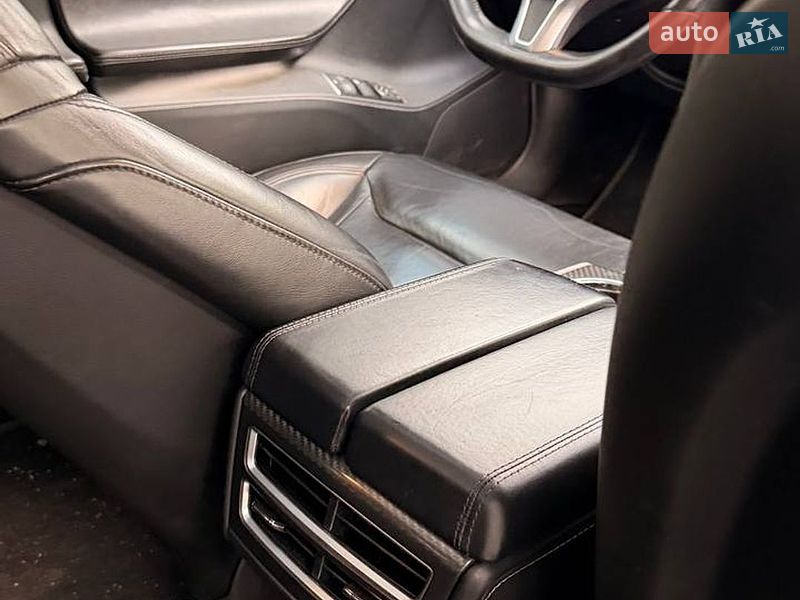 Лифтбек Tesla Model S 2015 в Киеве