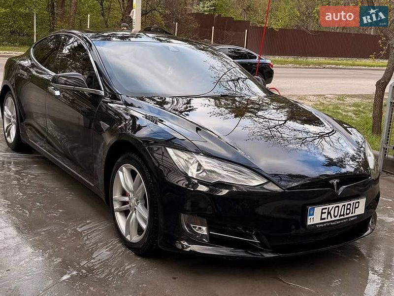Лифтбек Tesla Model S 2015 в Киеве