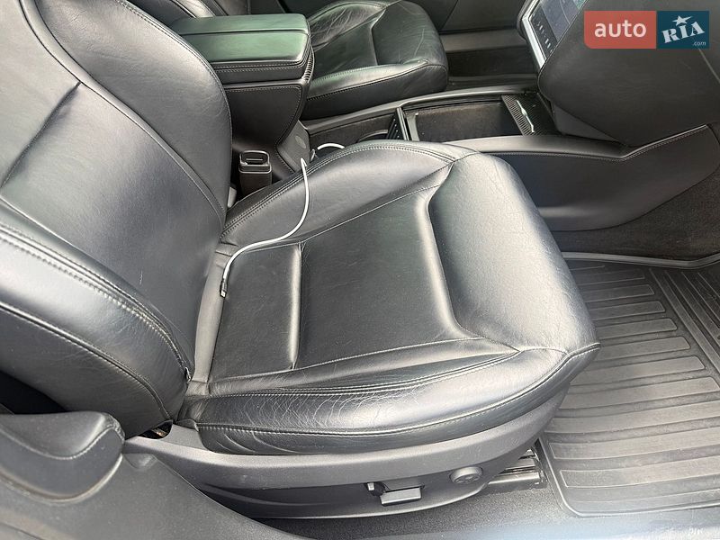 Ліфтбек Tesla Model S 2015 в Чернівцях