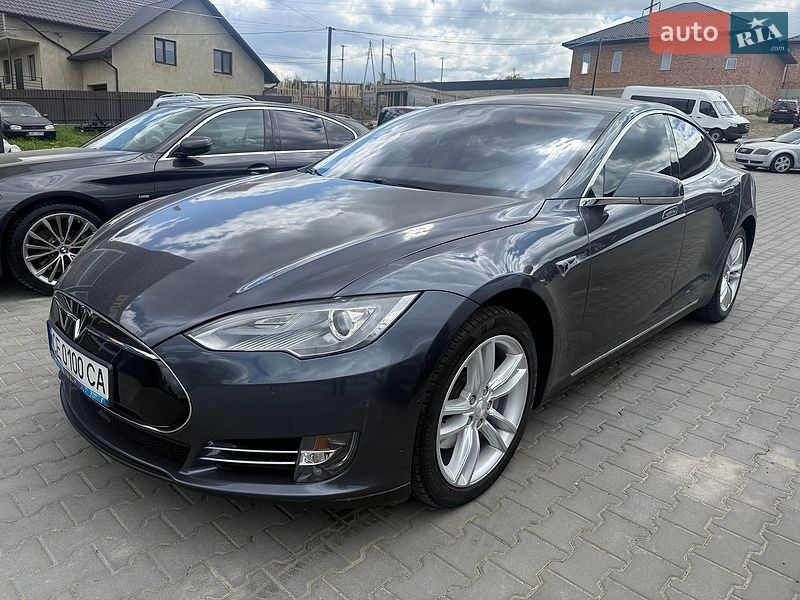 Ліфтбек Tesla Model S 2015 в Чернівцях