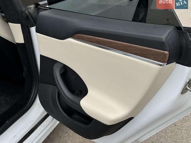 Лифтбек Tesla Model S 2022 в Виннице