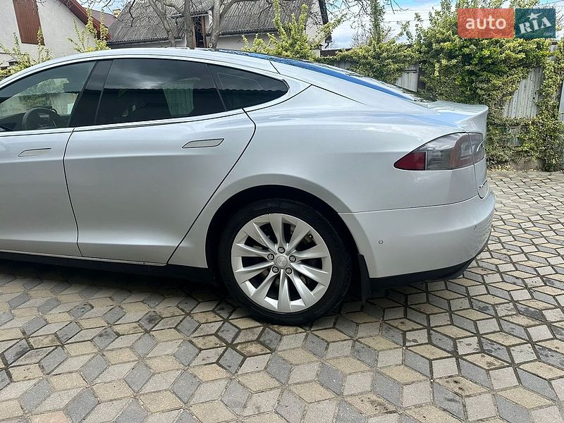 Лифтбек Tesla Model S 2015 в Львове