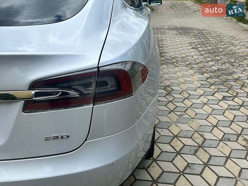 Лифтбек Tesla Model S 2015 в Львове