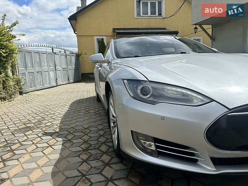 Лифтбек Tesla Model S 2015 в Львове