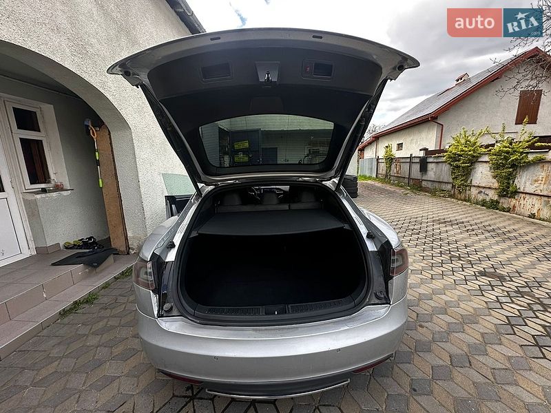 Лифтбек Tesla Model S 2015 в Львове
