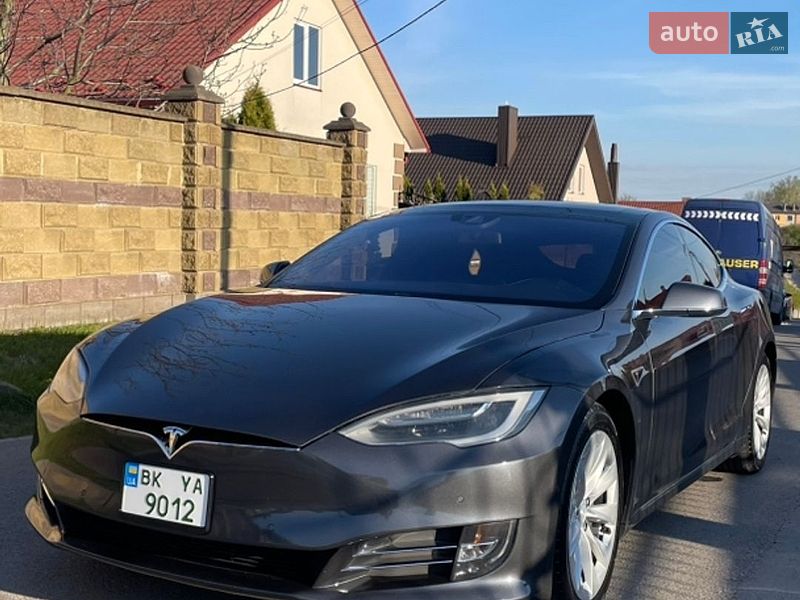 Лифтбек Tesla Model S 2016 в Ровно