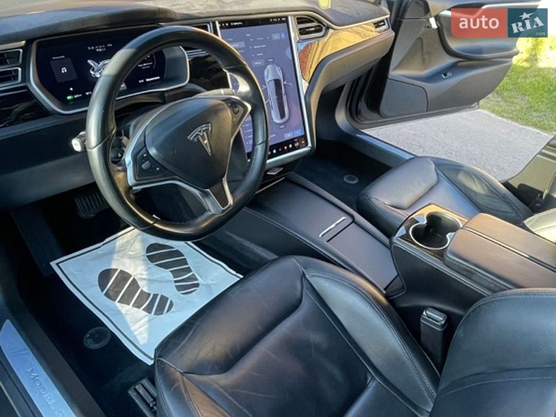 Лифтбек Tesla Model S 2016 в Ровно